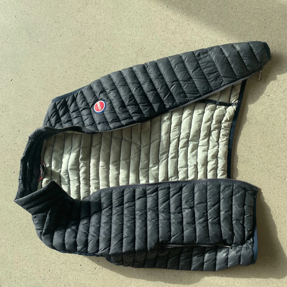 Mörkblå colmar väst