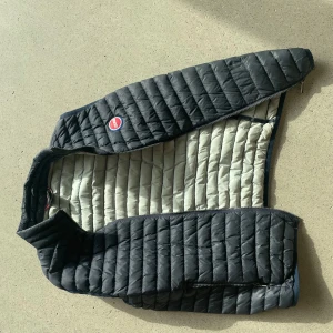 Mörkblå colmar väst - Säljer en stilren mörkblå dunväst från Colmar. Den sitter lite mindre än storleken. Den är i bra skick med små defekter på insidan. Kontakta vid intresse!☀️