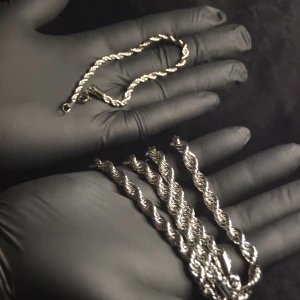 | ZANORA | 4MM - 20CM ARMBAND - HALSBAND 7MM - 60CM | CORDELL KIT SILVER TONAD ROSTFRITT STÅL - Upptäck ZANORA's eleganta Cordell-kit, inklusive ett 4mm brett armband (20 cm) och ett 7mm brett halsband (60 cm), båda i silverfärgat rostfritt stål. Perfekt för både vardag och fest, med en tidlös design som passar alla tillfällen. Få fri frakt på din beställning och håll dig uppdaterad med våra nyheter och inspiration. Följ oss på TikTok och Instagram: @ZANORA.store för fler stiltips och erbjudanden!