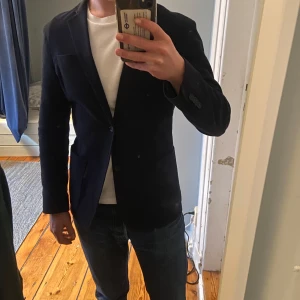 Z Zegna blazer - Exklusiv marinblå blazer från Z Zegna med klassisk design. Kavajen har en enkelknäppning och långa ärmar. Perfekt och stiligt plagg till varmare väder☀️Priset kan diskuteras!
