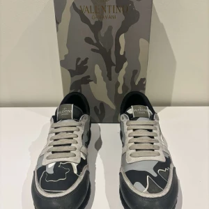 Valentino Garvanni Rockrunners - Jag säljer ett par jätte fina Valentino Garvanni Rockrunners, dom är i ett bra skick och box ingår självfallet! Kvitto finns! Hör av er vid intresse, pris kan diskuteras!