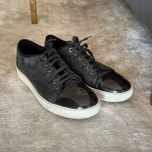 Lanvin UK9 - Riktigt bra par i toppenskick. Uk9. Mörkgråa med svart captoe. Eftertraktade.