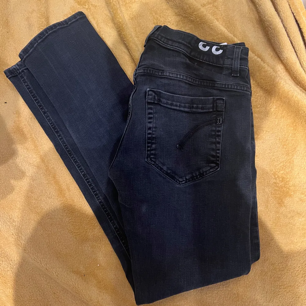 Snygga svarta jeansbyxor med en klassisk femficksdesign. Byxorna har en knapp och dragkedja framtill och är perfekta för en stilren look. Passar bra till både vardag och mer uppklädda tillfällen.. Farkut & Housut.