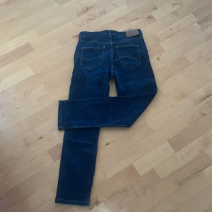 Mörkblå lee byxor - Nypris cirka 700 men dessa passar inte mig längre. Storlek 12-13 y skick okej 