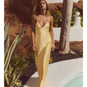 Gul satinklänning - Klänning som e helt slut i lager. Säljer för 700kr, lappen e kvar