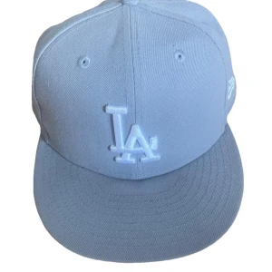 Grå LA keps - Säljer min gråa LA keps pga att jag inte använder den mera. Bra skick. Storlek 57,7. Kvitto eller boxen till finns tyvärr inte. Priset kan diskuteras 