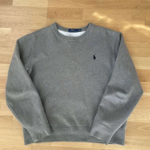 Ralph Lauren sweatshirt - Nypris 2000kr hos boozt. Storlek M. Säljer för 729. Endast använd några gånger