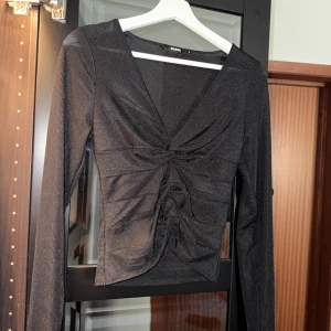 Figursydd långaramad topp - BIKBOK - En snygg svart långarmad topp från BIKBOK 🖤Passar både till en middag med tjejerna eller en utekväll🥂🍷Den format kroppen väldigt fint och framhäver brösten med fin form (vilket jag med mindre bröst uppskattar, se sista bilden) 💅🏼🎀Älskar tröjan själv men har flera likande så måste rensa, endast använd fåtal gånger så ser som ny ut! [Storlek S]