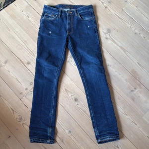 Nudie Jeans Strlk L28 W25 - Feta nudie jeans med orange bakficka för endast 600kr Nypris 1600 har rndast ägt dem i ett halv år med bara ett fåtal användningar.