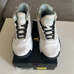 Vita sneakers från Nike/Jordan - Snygga basket/sneakers från Nike/Jordan,lite smutsiga men kan tvättas bort 