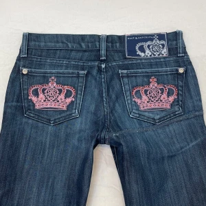 Lågmidjade slim jeans från Victoria Beckham🤩 - Midja 39x2, gren 18 cm, innerben 81 cm o benslut 20x2 cm💕jae 169 o xs-s o de är försmå. Märkta W25 men sitter mer som W24/xxs. OBS en lagad reva från grenen och ut därav priset