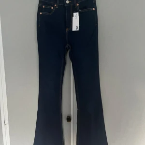 Mörkblå jeans med utsvängda ben  157 - Jättesnygga byxor som tyvärr var för långa för mig och därmed säljs, de är högmidjade 