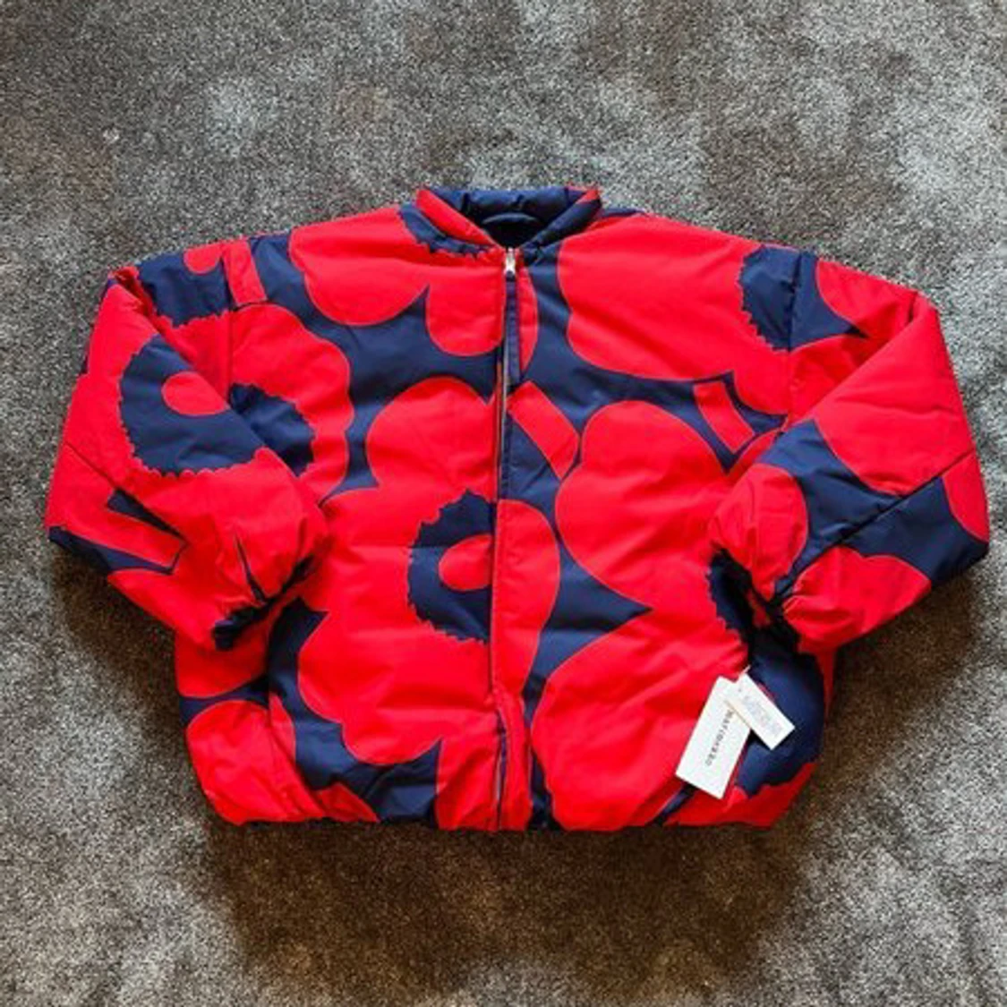 Röd och blå blommig jacka från Marimekko 