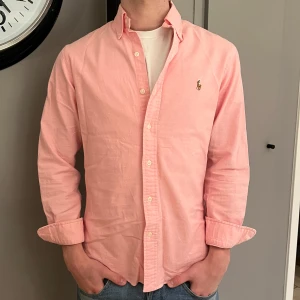 Ralph lauren skjorta - Riktigt snygg skjorta från Ralph Lauren som kommer vara perfekt nu inför vår och sommar. Skjortan är i nyskick. Nypris 1600kr vårt pris 499kr✅ fraktar inom 24h📦✅