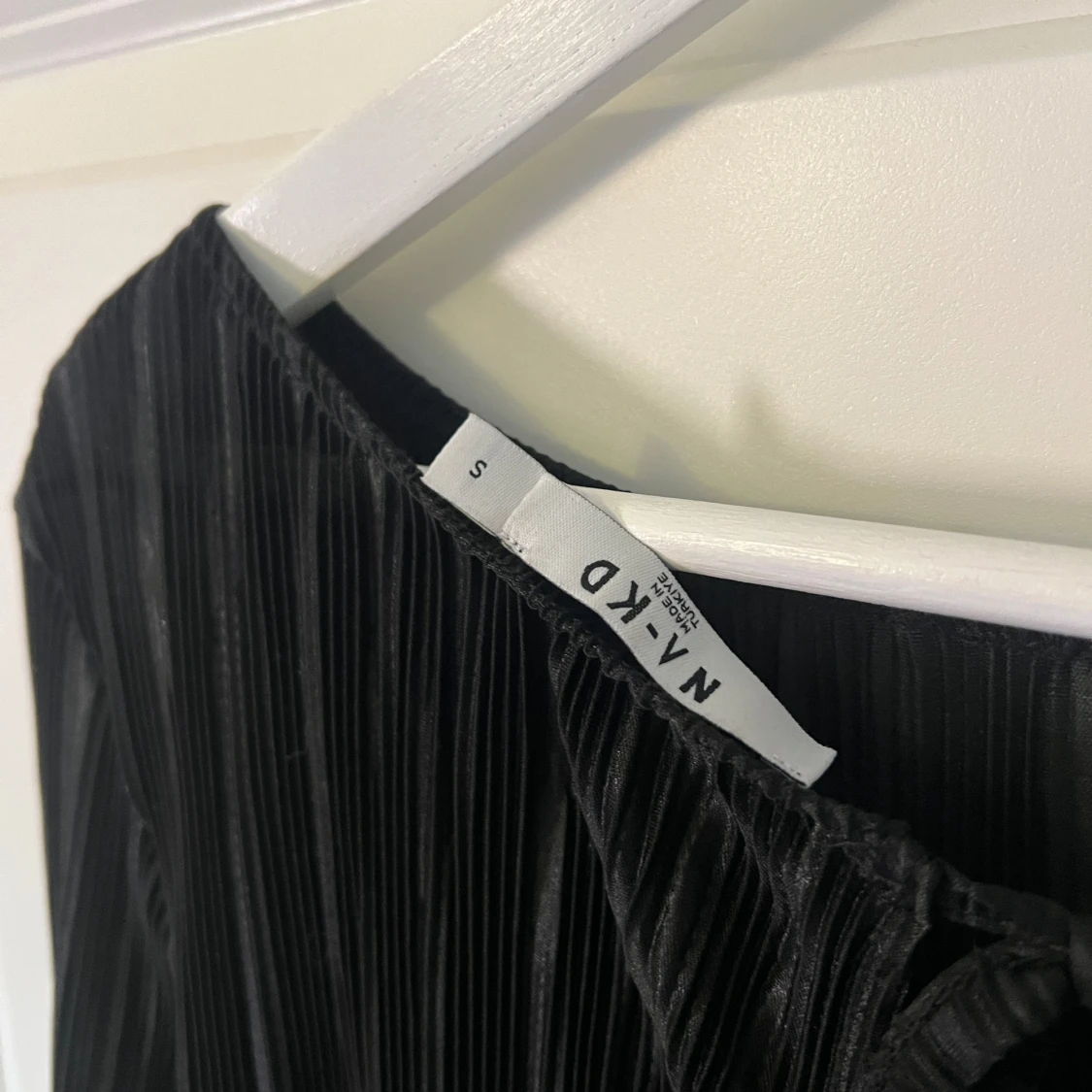 Svart plisserad blus från NA-KD - 3