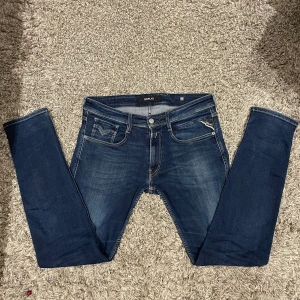 Replay anbass - Schyssta Replay anbass jeans i storlek W32, L31! Skicket är 9/10, det finns inga defekter. Hör gärna av er om ni har funderingar!⭐️🙌