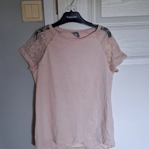 Rosa topp med spetsdetaljer från Lindex - Storlek 146/152 den passar mig som har xs, inga defekter alls, knappt använd