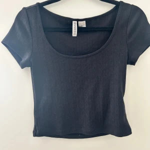 Svart och vit ribbad topp från hm - Den vita är i storlek m och den svarta s, säljer båda för 150.💗