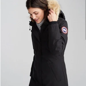 Canada goose Victoria parka xs  - Inköpt månad innan min fru blev gravid så den blev snabbt för liten. Använd cirka 1 månad, inga skador inga missfärgningar. Som ny! Kvitto finns! Inköpt från johnells. Kan mötas upp i NK eller liknande butiker som kan säkerställa äkthet om tvivel finns 