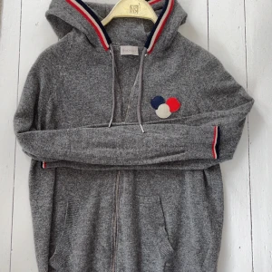 Ull moncler cardigan - 100% ull storlek L men passar medium. Skriv om ni har funderingar 🙂👍