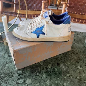 Golden Goose Ballstars - Säljer dessa golden goose ballstars. Super fint skick, nästan som nya. Låda medföljer, har tyvärr inget kvitto. Det är bara att höra av sig vid minsta fråga.🙏🙏