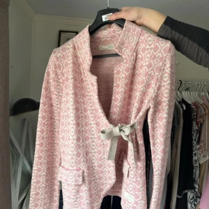 Kofta  - En fin kofta från Odd Molly i storlek 3. Den har även en knytning fram till🌸☀️