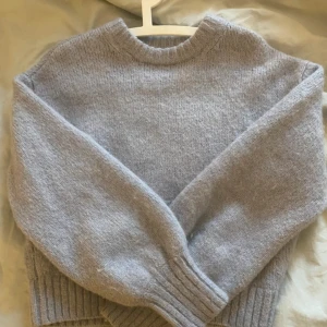 Stickad tröja h&m - Fin stickad tröja från hm i ull, alpacka polyester blandning, sparsamt använd. Ljusblå färg