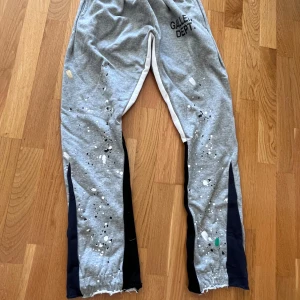 Gallery Dept sweatpants - Säljer ett par grå mjukisbyxor från Gallery Dept. De är storlek M men sitter som S. Helt nya aldrig använda. 