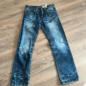 Blå jeans med slitningar - Tvär sköna jeans me galen fade och slitningar W 32 L 34