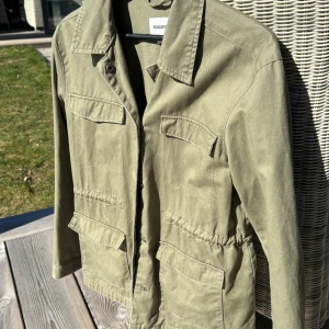 Denim jacka i olivgrön från KappAhl - Snygg olivgrön jacka från KappAhl med knappar och en åtdragbar midja (som man ändrar inuti jackan) 🌸🌸☺️Jackan är i storlek 170 och passar mig som bär XS/S🥰 Jackan är i super bra skick🤩 Perfekt till våren🤩