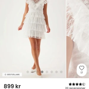 spetsklänning  - Säljer en vacker off white spetsklänning från bubbleroom väldigt lik den från By Malina. Klänningen har volanger och en v-ringad design med ärmlös stil. Perfekt för studenten eller examen. Köptes förra året inför 9ans examen och endast använd då. Mycket bra skick. Storlek S. Köpt för 899 och säljer för 500, skicka gärna prisförslag