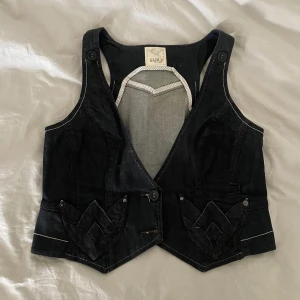 Jeansväst från Sub Culture - Mörkblå jeansväst från Sub Culture i strl L. Köpt runt 80-00 talet men i fint skick.