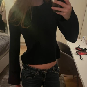 Mörkblå tröja - Säljer en svart croppad tröja med långa ärmar. Tröjan och ärmarna är utsvängda nertill🫶