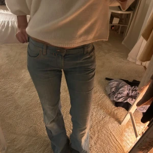 Ljusblå jeans med bootcut - Säljer ett par ljusblå jeans med bootcut-stil. Jättefin ganska ljusblå färg, passar verkligen nu till våren!! Säljer då de inte används längre☺️Jag är 173cm och de går över fötterna på mig! Midjemåttet 36-35 cm rakt över💕Pris kan diskuteras!! 