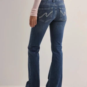 Jeans från Nelly🫶🏻 - Säljer dessa fins jeans från Nelly då de inte sitter som jag vill🫶🏻 De är i storlek M pch är uppsydda( Se söm på bild 5 ). Midjemått- 37cm rakt över och innerbensmått-72cm❤️Jeansen har använts fåtal gånger så de är i bra skick✨ Pris går att diskutera!