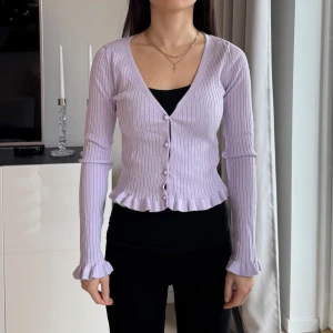 Ljuslila ribbad kofta - Säljer en söt kofta i strl XS från H&M divided. Passar perfekt för någon som är petite. 