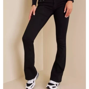 Low waist bootcut jeans - Svarta bootcut jeans från NLY i storlek 34, de är klippta då dom var för långa men passar om man är 162 eller kortare. 