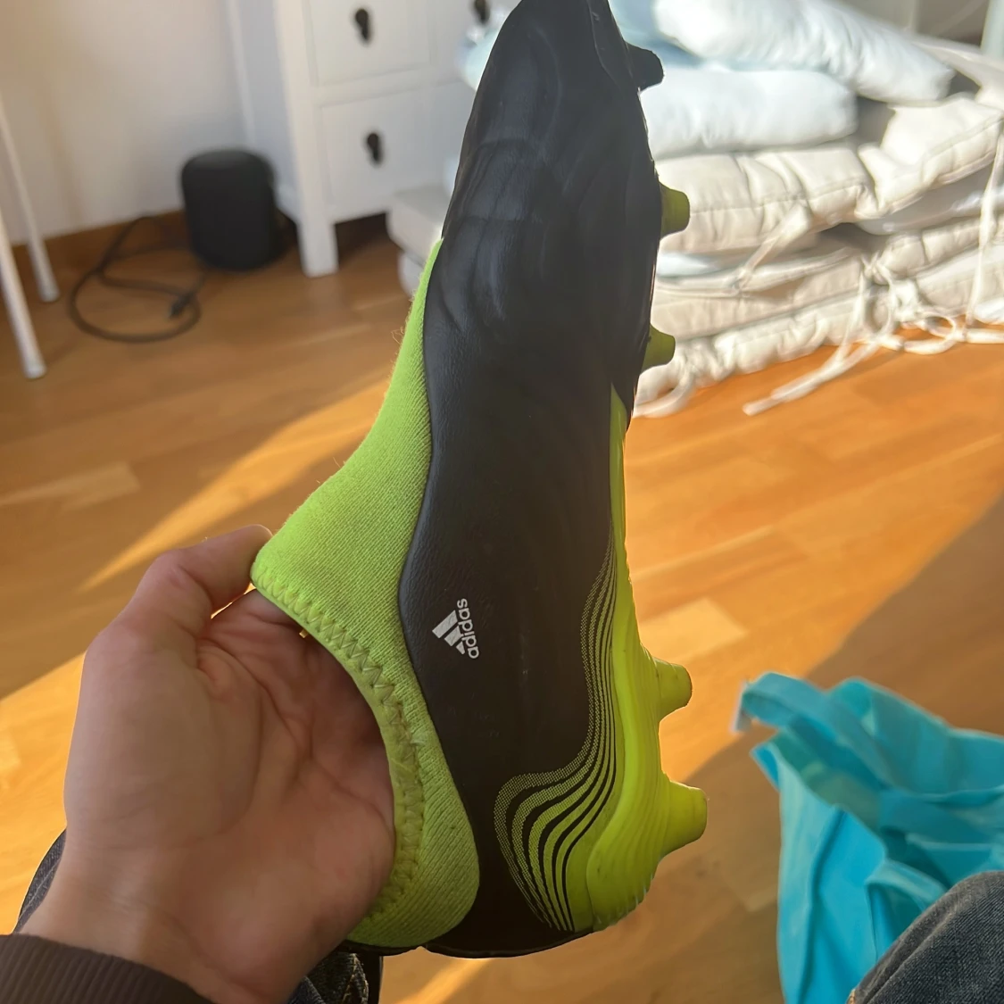 Svart gröna fotbollsskor från Adidas - 2