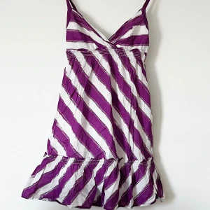 Randig klänning med volang (fickor) - US storlek 8, passar 36/38.