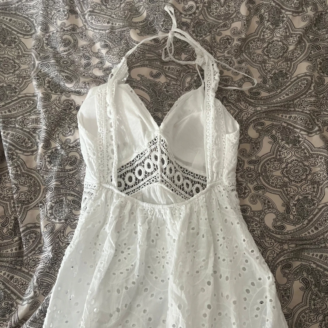 Vit spetsklänning med knytband - 2