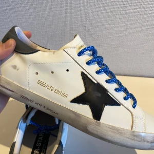 Golden Goose - Säljer nu dessa riktigt snygga skor från Golden Goose då dom ej passade mig. Dom är helt nya och box finns!💯🆕Dessa är väldigt unika då dom är från en äldre kollektion och är väldigt sällsynta(Nypris då: Ca 5000kr). Om ni har några frågor är det bara att höra av sig!😊🙌