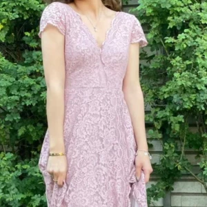 Balklänning  - Säljer min otroligt fina balklänning från Bubbleroom som endast är använd en gång. Den passar mig som är xs/s och 170 cm lång!