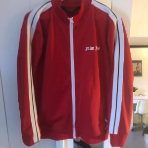 Röd tröja ifrån Palm Angels - Den är andvänd men i riktigt bra skick ny pris är runt 6000kr så säljer den för 2500 för att jag baea har tröjan  den är äkta och köpt ifrån palmangels sida