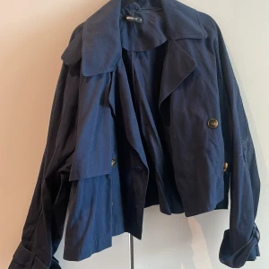Kort blå trenchcoat - Kort mörkblå trenchcoat i jätte bra skick!