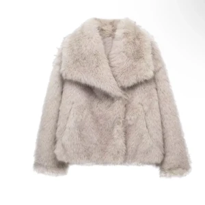 Grå Beige pälsjacka - Säljer en supermjuk och fluffig beige pälsjacka med långa ärmar. Jackan har en elegant och voluminös krage som ger en lyxig känsla. 