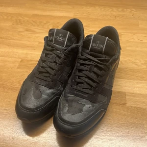 Valentino rockrunners svarta - Snygga svarta rockrunners from Valentino. 7000 kr nypris. Bra skick. 