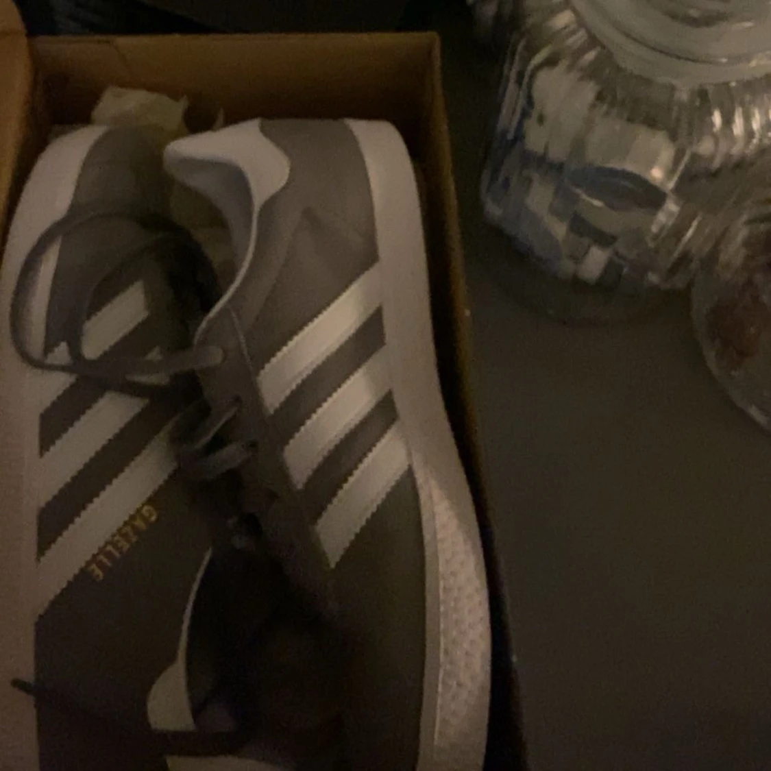 Grå Adidas Gazelle Sneakers - 1