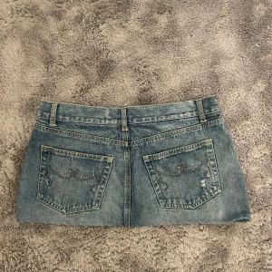 Jeanskjol - Så söt lågmidjad jeanskjol som är köpt på en marknad i Italien. Säljer då den är för liten för mig tyvärr🩷🩷