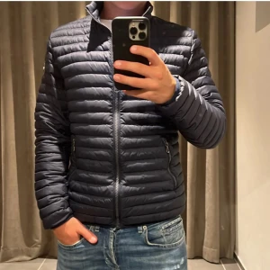 Vår jacka colmar  - Säljer denna colmar jackan perfekt till våren storlek 172 passa typ s 