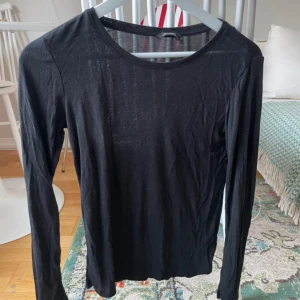 Svart långärmad topp från monki  - Skit snygg lite ”genomskinlig” svart topp ifrån monki i strl S😇